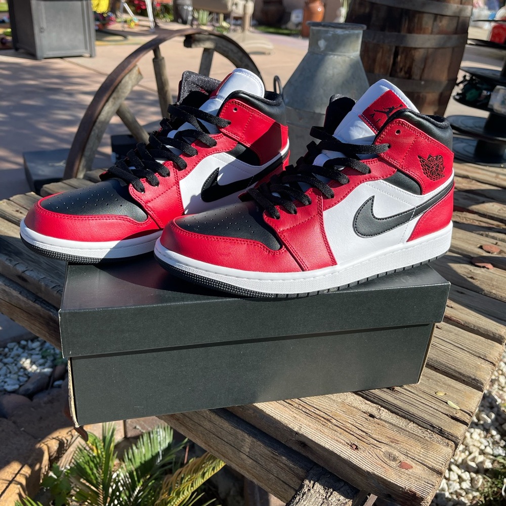 Air Jordan 1 Mid “Chicago Toe” Size 11 AJ1